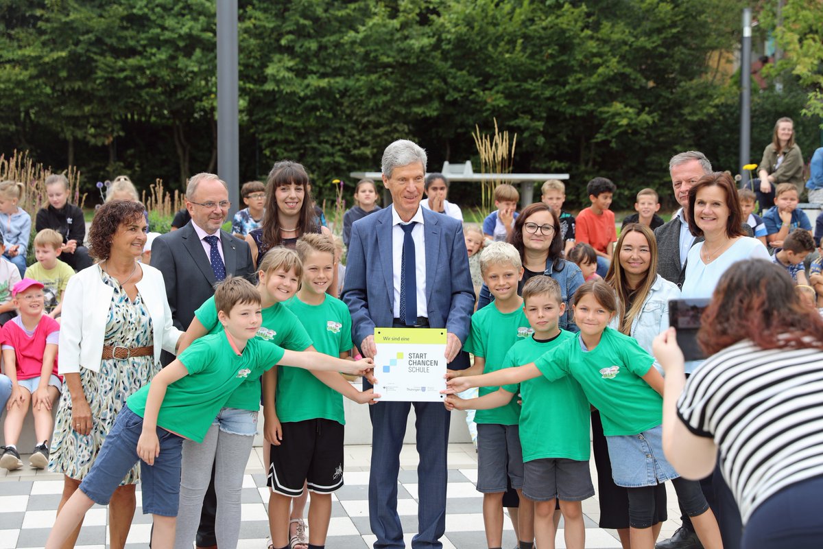 BildungTH's tweet photo. Die Grundschule „Am Königstuhl“ in #Artern ist jetzt eine von 93 #Startchancen-Schulen in #Thüringen! 🌟 Bildungsminister @HelmutHolter übergab die Plakette und lobte das Engagement der Lehrer*innen. 🙌
▶️Mehr: https://t.co/Vx8cV1RLej
#Bildung #GuteBildungTH https://t.co/A4XTes5SZa