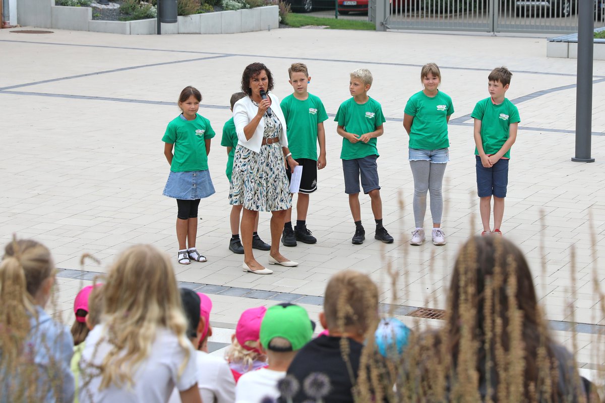 BildungTH's tweet photo. Die Grundschule „Am Königstuhl“ in #Artern ist jetzt eine von 93 #Startchancen-Schulen in #Thüringen! 🌟 Bildungsminister @HelmutHolter übergab die Plakette und lobte das Engagement der Lehrer*innen. 🙌
▶️Mehr: https://t.co/Vx8cV1RLej
#Bildung #GuteBildungTH https://t.co/A4XTes5SZa