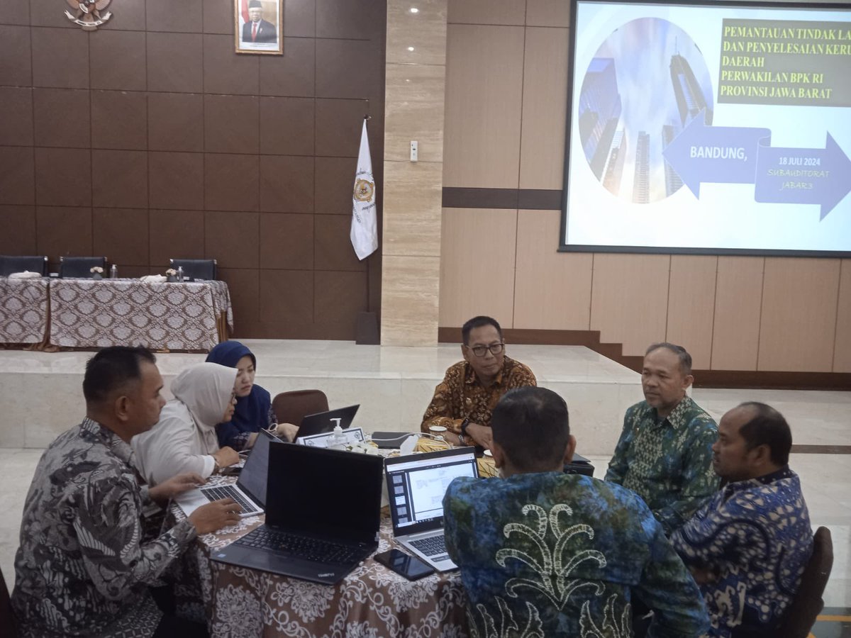InspektoratBGR's tweet photo. Sampurasun👋

Kamis, 18 Juli 2024
Hari Ini Inspektur Daerah Kota Bogor bersama Tim Tindak Lanjut mengikuti kegiatan Pemantauan Pelaksanaan TLRHP BPK dan Pemantauan Penyelesaian Ganti Kerugian Daerah Semester 1 Tahun 2024 yang dilaksanakan oleh BPK Perwakilan Prov. Jawa Barat. https://t.co/kX72ymDnLd