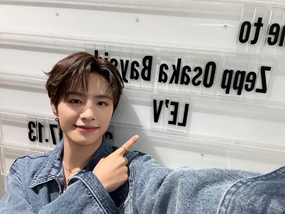 LEV_S50's tweet photo. 📸|081624. Wang Zihao LE'V Weibo Post 

"The plog for the fan meeting that I promised everyone is here👀"

https://t.co/VnSC33Nuc2

 #柒间time #JujubeTime 
#A_I_BAE #레비 #LEV #レビ 
#ワンズハオ #王子浩 #WANGZIHAO #왕즈하오 
@LEV_Official_ @LEV_OFFICIAL_JP https://t.co/xStYNQyyWm