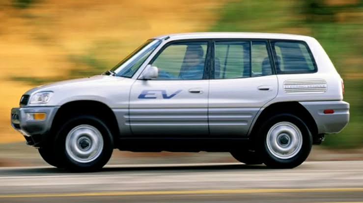 Kalasinga_'s tweet photo. I was today years old when I found out that Toyota sold a fully electric Rav4 from 1997-2003. [Apparently, there is even one locally]

They had a 27.4 kWh battery. 

They then stopped production until 2012 when they made the second generation fully electric Rav4. https://t.co/xSJnJGeO8D