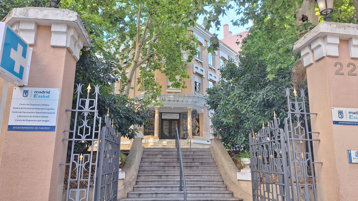 madridsalud's tweet photo. La Vivealcaldesa @InmaSanzO ha visitado esta mañana el #CentrodeSaludInternacional del Ayuntamiento de @Madrid
Se administran vacunas y tratamiento necesario a los ciudadanos que van a realizar viajes internacionales y se da consejo sanitario personalizado
https://t.co/ZXymLVWyNu https://t.co/unw13thmDQ