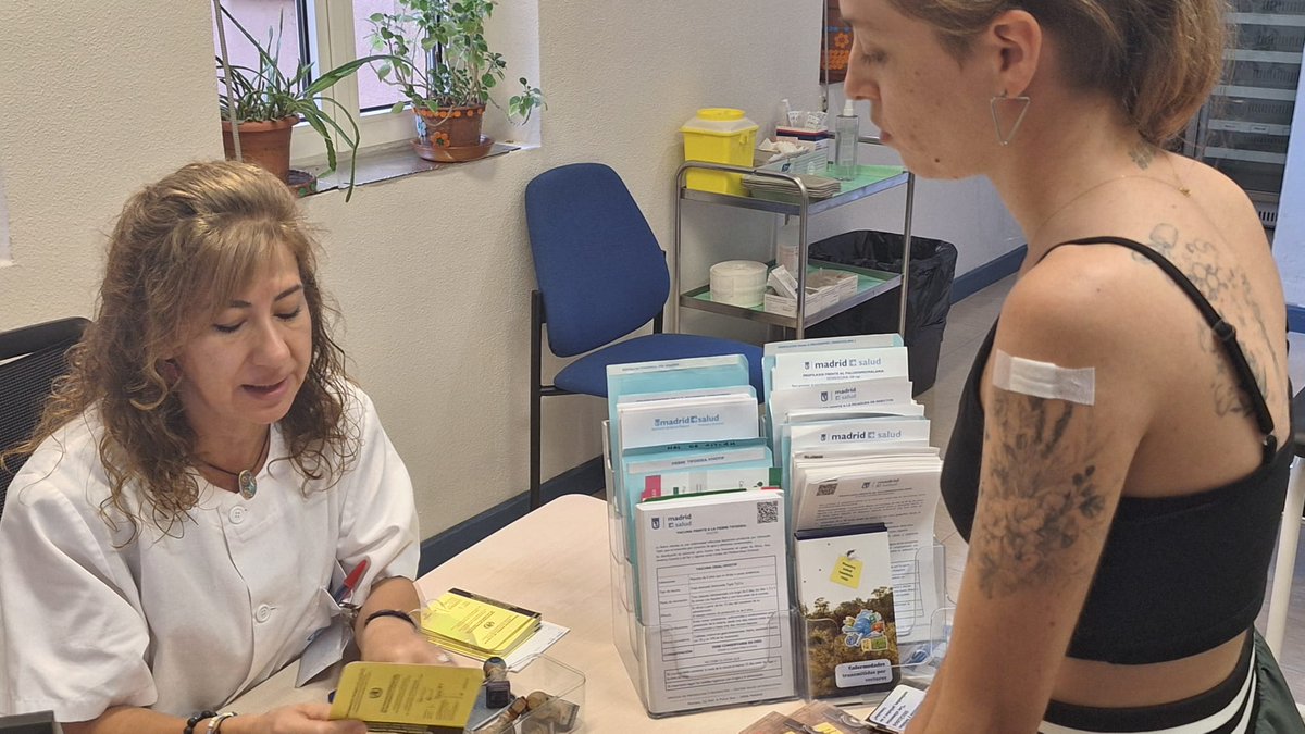 madridsalud's tweet photo. La Vivealcaldesa @InmaSanzO ha visitado esta mañana el #CentrodeSaludInternacional del Ayuntamiento de @Madrid
Se administran vacunas y tratamiento necesario a los ciudadanos que van a realizar viajes internacionales y se da consejo sanitario personalizado
https://t.co/ZXymLVWyNu https://t.co/unw13thmDQ