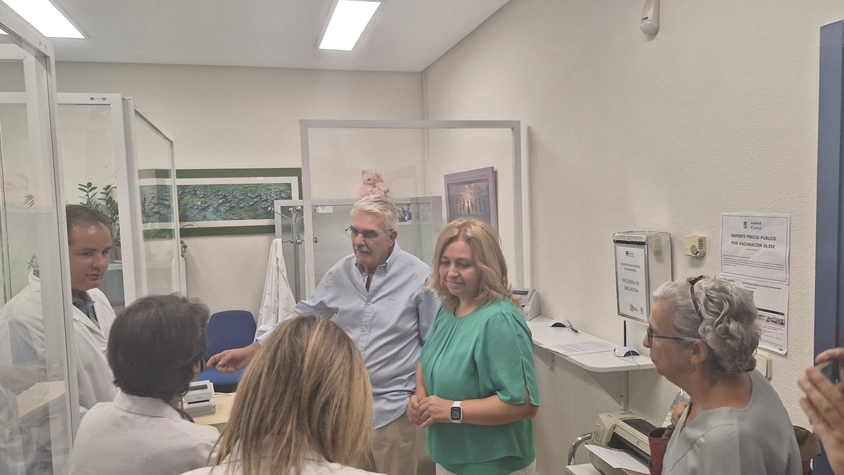 madridsalud's tweet photo. La Vivealcaldesa @InmaSanzO ha visitado esta mañana el #CentrodeSaludInternacional del Ayuntamiento de @Madrid
Se administran vacunas y tratamiento necesario a los ciudadanos que van a realizar viajes internacionales y se da consejo sanitario personalizado
https://t.co/ZXymLVWyNu https://t.co/unw13thmDQ