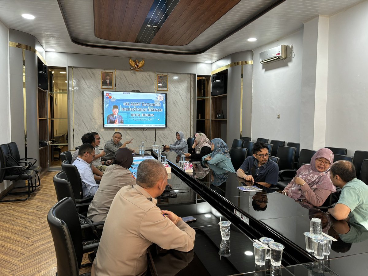 Sampurasun 👋

Selasa, 23 Juli 2024 
Hari ini dilaksanakan Monitoring Penyerapan APBD Pemerintah Kota Bogor Tahun Anggaran 2024 (on the spot) 

Sebelum melaksanakan kunjungan ke lapangan, tim monitoring melaksanakan koordinasi di Ruang Rapat Inspektorat Daerah Kota Bogor.