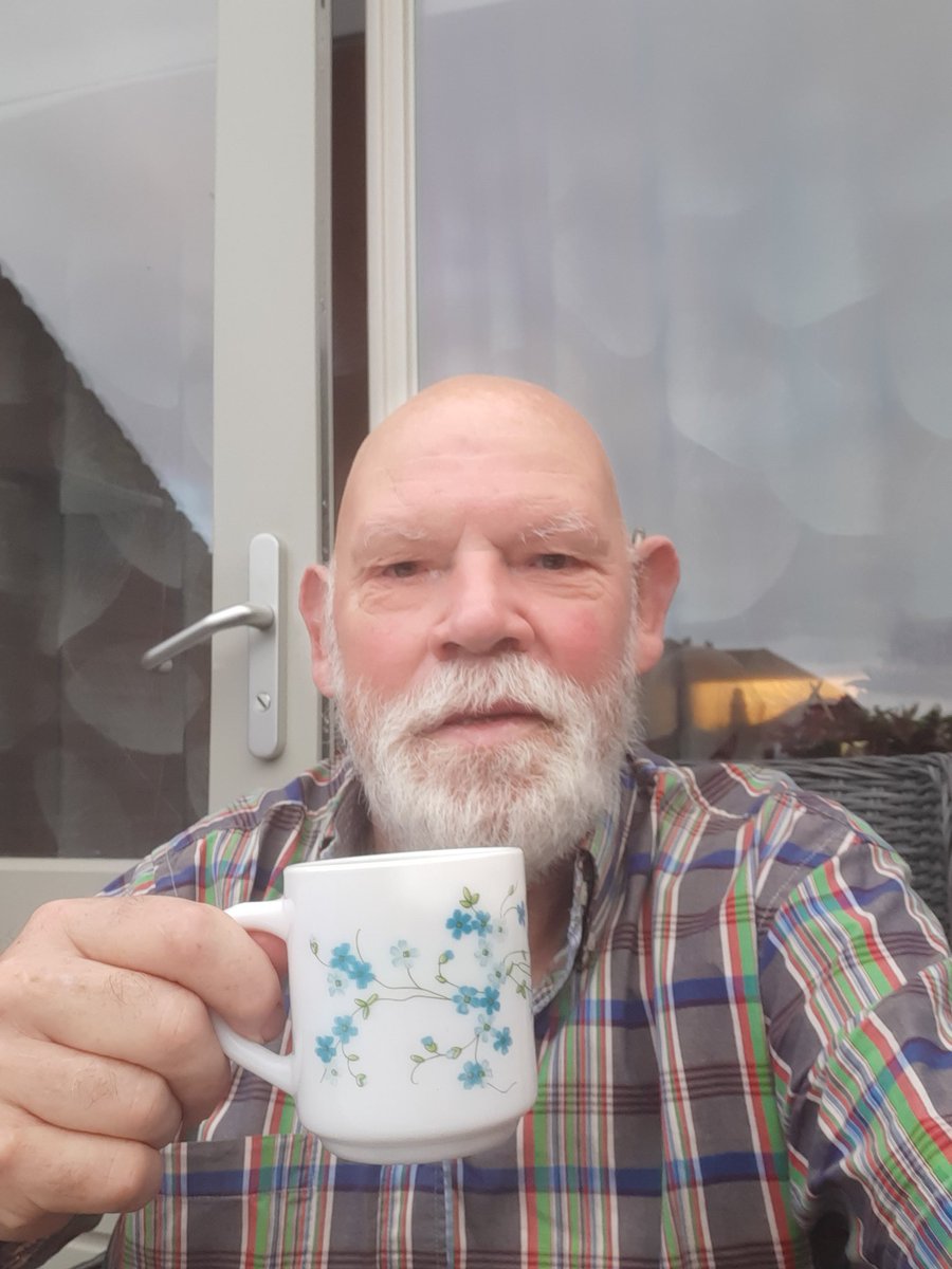 Goedemorgen, weekend voor de deur. Goed zitten buiten met de koffie in de hand. Nieuws bekijken en een potje oefenen met biljarten. En verder, kijken wel wat op ons pad komt.