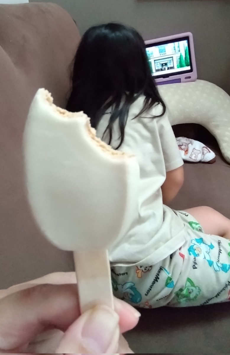 0225SKST's tweet photo. 隣に座ってるのにタブレット（アニポケ）に夢中で、母がアイスを食べているのにも気づかなかった長女 https://t.co/dzhbcOpJr4