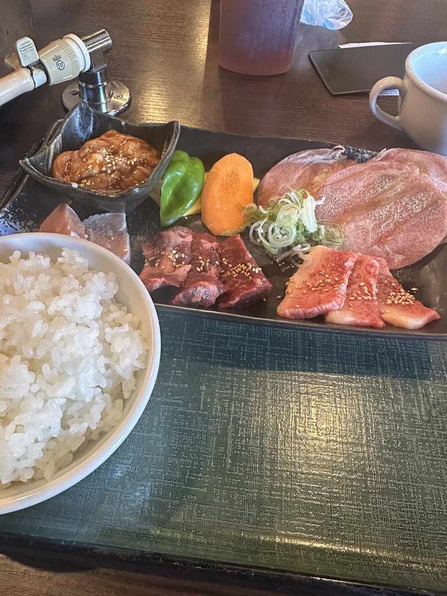 肉食べる