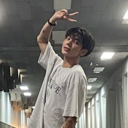 poppstring's tweet image. third grade of high school is so hard, atleast i can handle it with taehyun