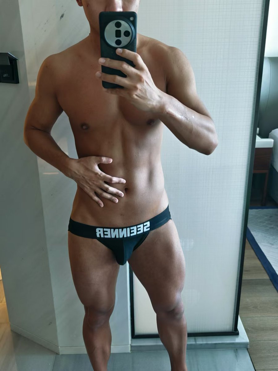 RubberDog273's tweet photo. 最��天气太热了完全没办法玩胶衣，只能发发身材照片凑凑数啦 https://t.co/ffyqrbT7Xx