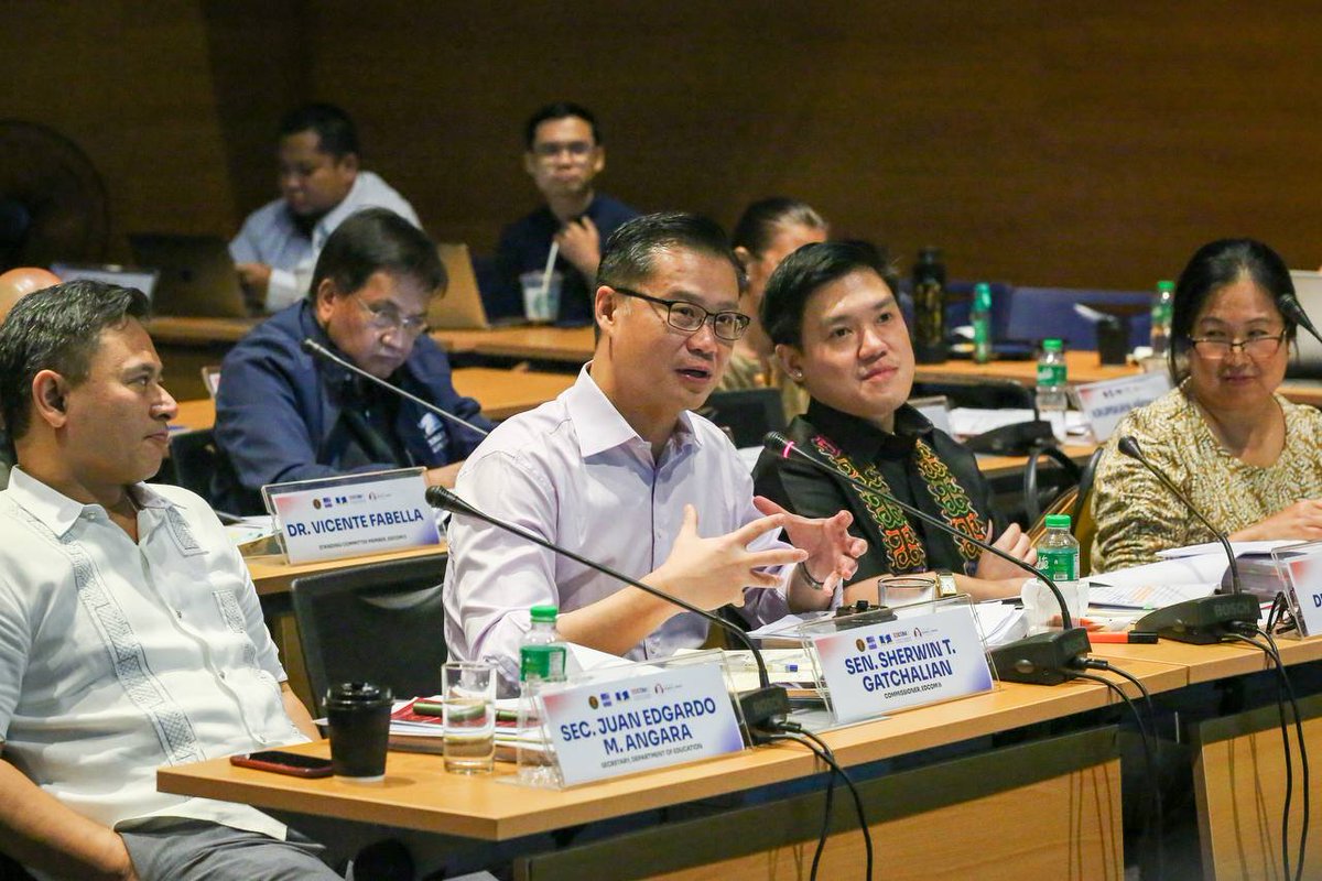 edcom2ph's tweet photo. Nag-present ang UPPEJA Fellows sa isang malakihang conference kasama sina DepEd Secretary Sonny Angara, #EDCOM2 Co-Chair Senator Win Gatchalian at Rep. Roman Romulo, at Commissioner Rep. Kiko Benitez, ED Dr. Karol Mark Yee, at mga miyembro ng Advisory Council at Standing Committees ng Komisyon. Tiniyak nating pulido, relevant, at may feedback ang mga findings at recommendations ng mga studies.