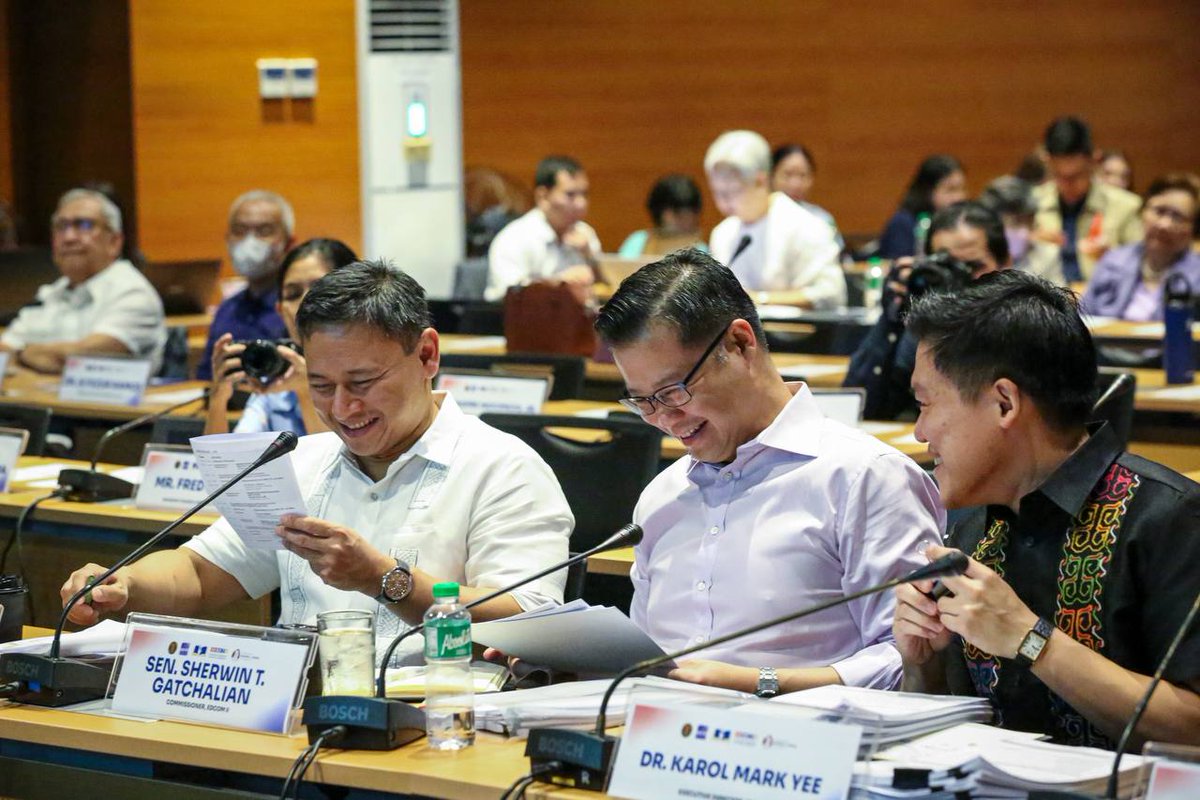 edcom2ph's tweet photo. Nag-present ang UPPEJA Fellows sa isang malakihang conference kasama sina DepEd Secretary Sonny Angara, #EDCOM2 Co-Chair Senator Win Gatchalian at Rep. Roman Romulo, at Commissioner Rep. Kiko Benitez, ED Dr. Karol Mark Yee, at mga miyembro ng Advisory Council at Standing Committees ng Komisyon. Tiniyak nating pulido, relevant, at may feedback ang mga findings at recommendations ng mga studies.