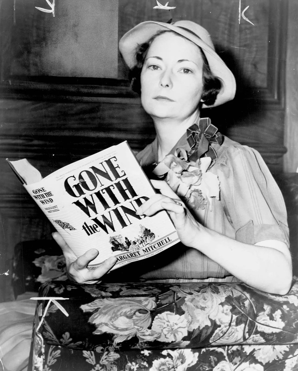 mariobianchi18's tweet photo. Il #16agosto 1949 moriva #MargarethMitchell. Famosa solo per aver scritto Via col vento, uno dei più clamorosi casi letterari di sempre: 180 mila copie vendute in 4 settimane, con l'omonimo kolossal. Vinse il Pulitzer e fu candidata al Nobel. Morì travolta da un taxista ubriaco. https://t.co/sas80wjaXx