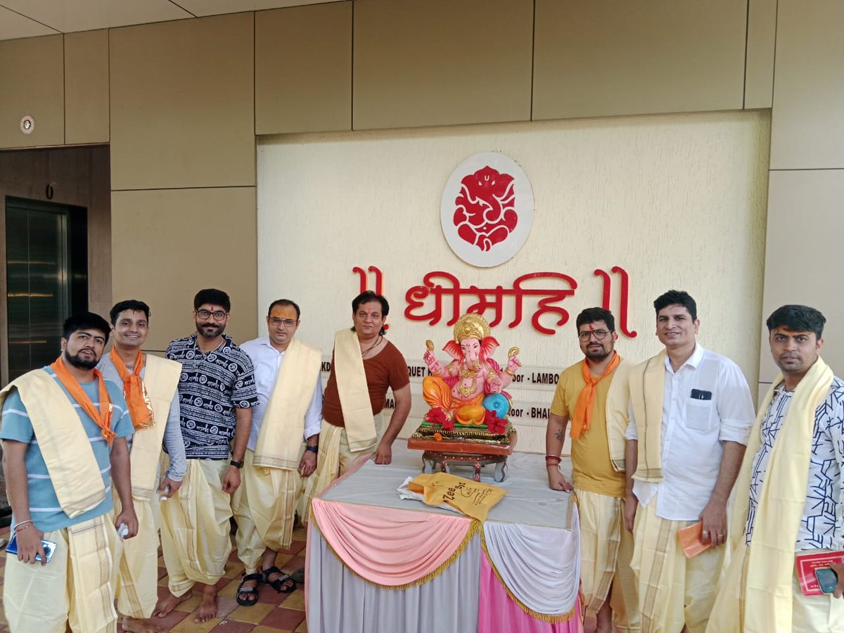 mmojha's tweet photo. कल विरार में काशि विश्वनाथ मंदिर महारूद्राभिषेक के आयोजन में भाग लिया

समस्त ब्रहा्म्ण पुष्करणा समाज के कल्याण की कामना की ।

हर हर महादेव
ॐॐॐ
@arunvyasbikaner @kpastroindia @purohitjay @kanvall_vyas @arunaastrology @LALITTHANVI https://t.co/q4sV38vzoz