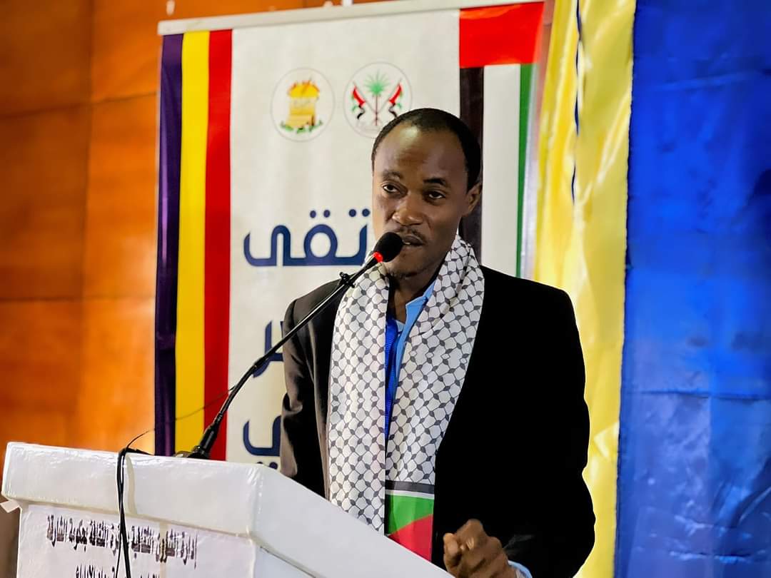 ابحار على سفن القصيد

وَأُفْصِحُ
 إِنْ طَغَى الشُّعَرَاءَ صَمْتٌ
وَجَفَّ عَلَـى أَكُفَّهُم اليِــرَاعُ
وَأُبْحِرُ
 فِيْ سَفِيْنِ الشِّعْرِ وَحْدِيْ
إِذَا بِسَفِيْنِهِـمْ نُكِسَ الشِّرَاعُ
وَإِنْ جَمدَتْ قَرَائِحُهُمْ جَمِيْعًا
فَإِنْ قَـرِيْحَتِيْ فِيْـــــهَا شُعَاع
#الشعراني