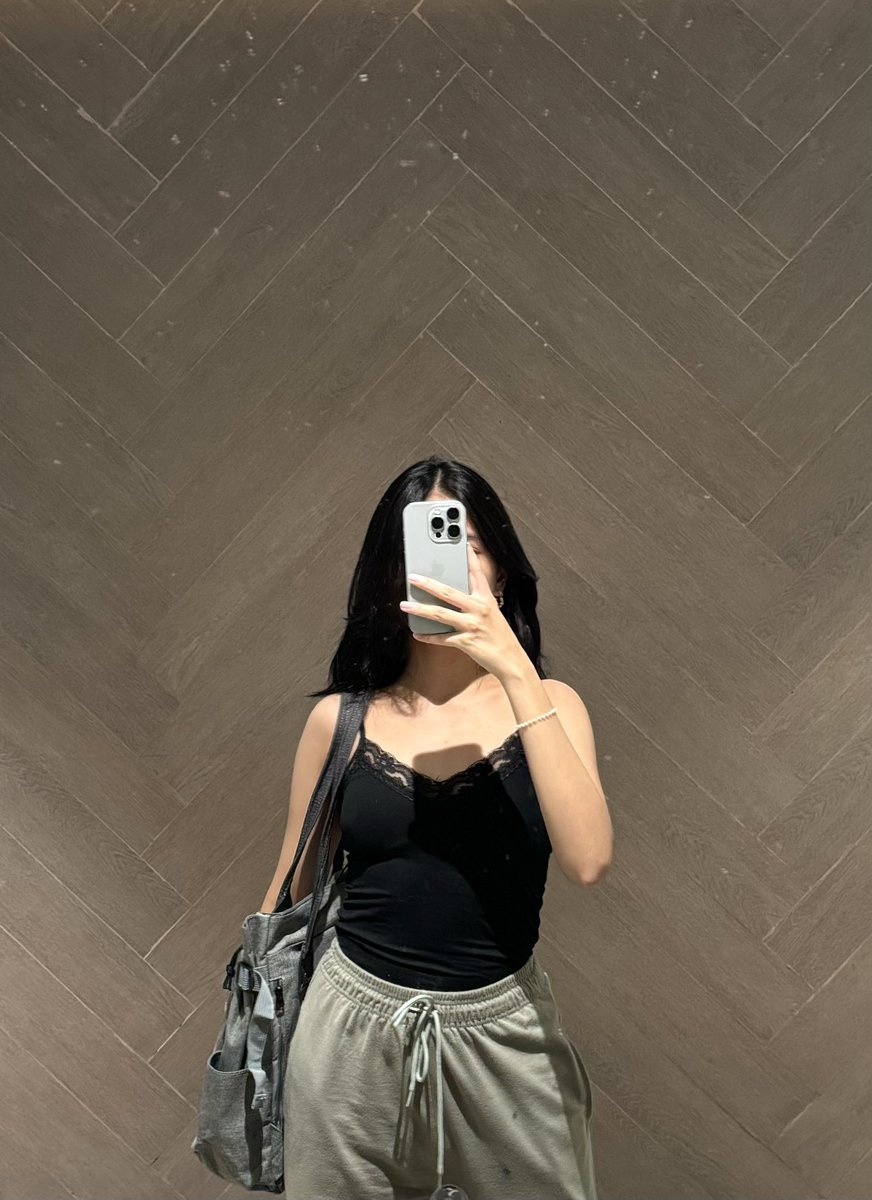 perssianmae's tweet photo. Girl in the mirror! https://t.co/dpZ0rwpbuD