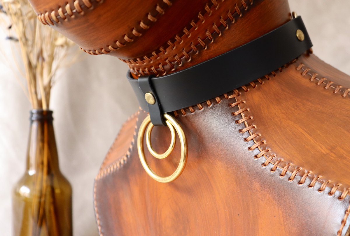 gilaadey's tweet photo. Un petit choker en cuir avec double Oring? Fait main avec patience et passion 

#leather #collar #bdsm #cuir #choker #collier #turtleskin https://t.co/3wCzPVAKAX