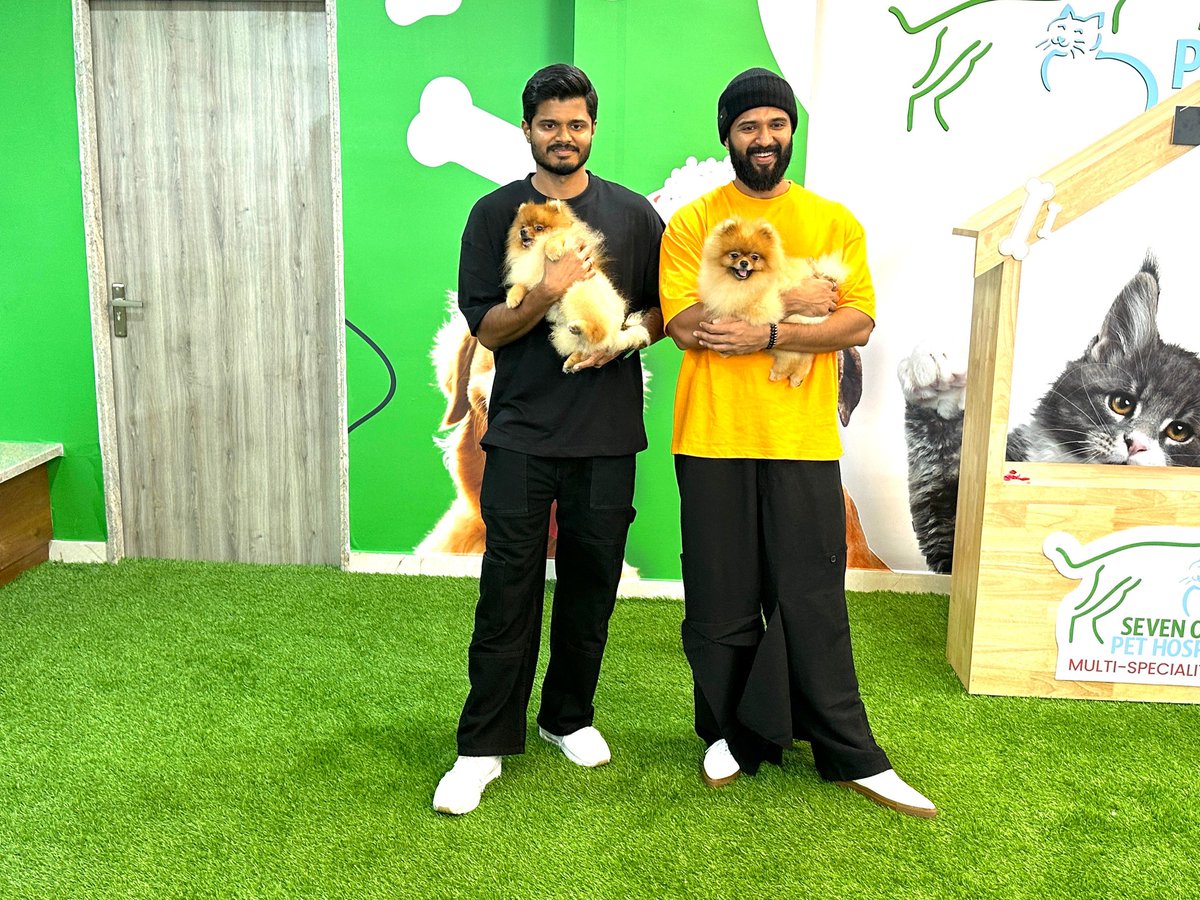 goldandhranews's tweet photo. β¨ The dynamic duo #VijayDeverakonda and #AnandDeverakonda graced a private event with their presence!
For more updates, visit : https://t.co/OcMiI3j0Xo
#VijayDeverakonda #AnandDeverakonda #goldandhra #goldandhranews https://t.co/uhnD6OpnLK