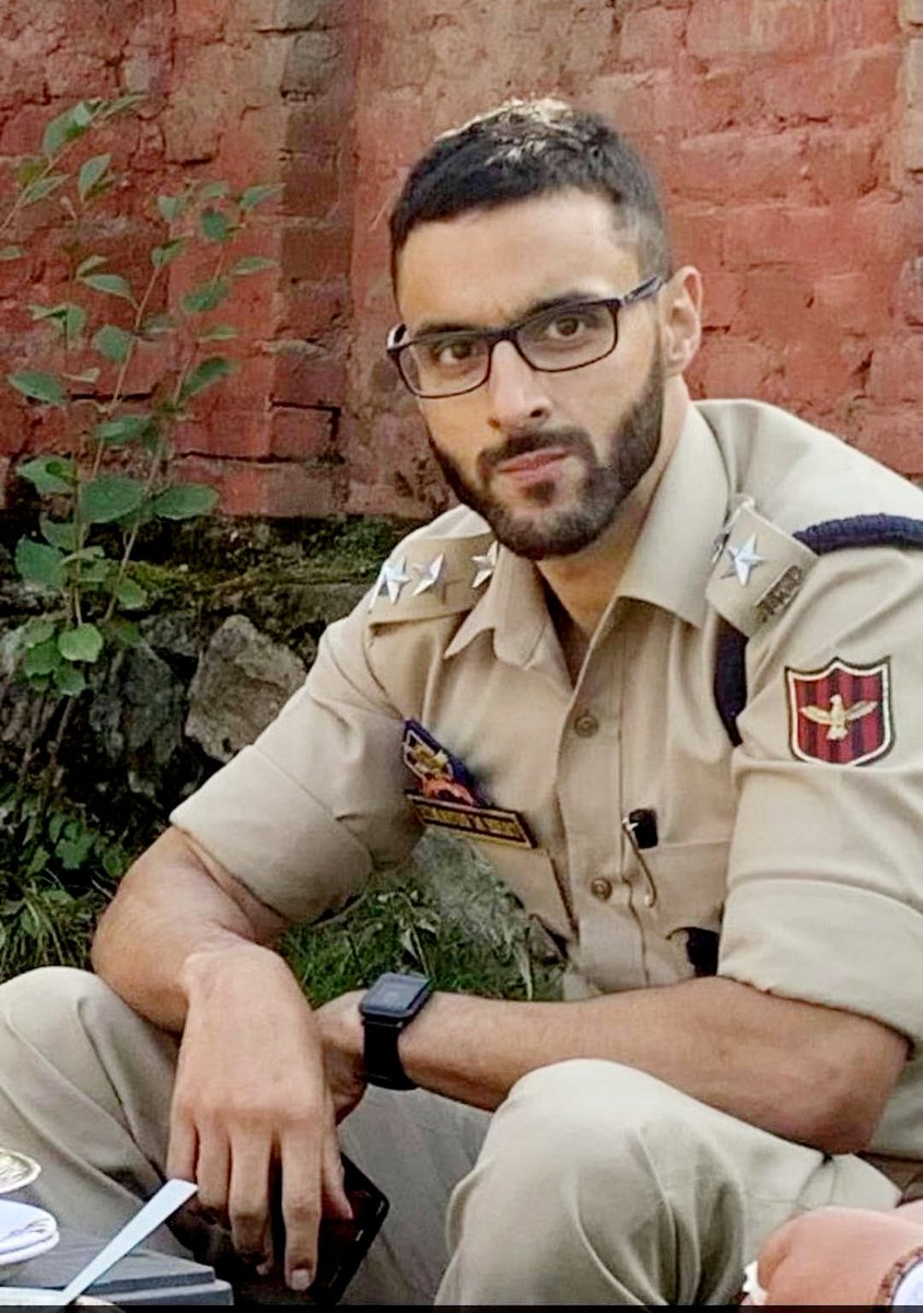 TigerCharlii's tweet photo. DSP Humayun Bhat
( Jammu &amp; Kashmir Police )

Awarded Kirti Chakra (posthumously)
On #IndependenceDay2024 

He made supreme sacrifice fighting Pakistani terrorists in Anantnag encounter last year.
Salute 🇮🇳 
#IndependenceDayIndia https://t.co/iLzLq5bykZ
