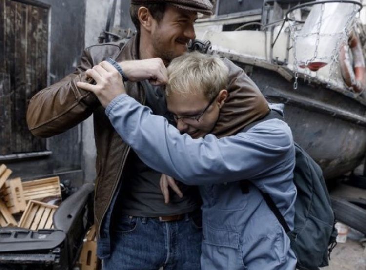 Папа: не хочет домой домашних животных
Семья: заводит собаку
Папа и собака: