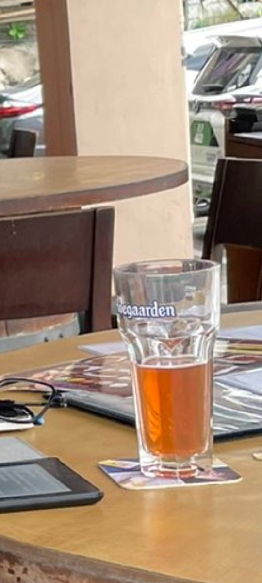 Syedistigar's tweet photo. @zackthebrawler Perempuan cina itu tengah minum beer. Breder yang tengah menganjing tempat larangan merokok buat apa disitu? https://t.co/HEzyax61rW