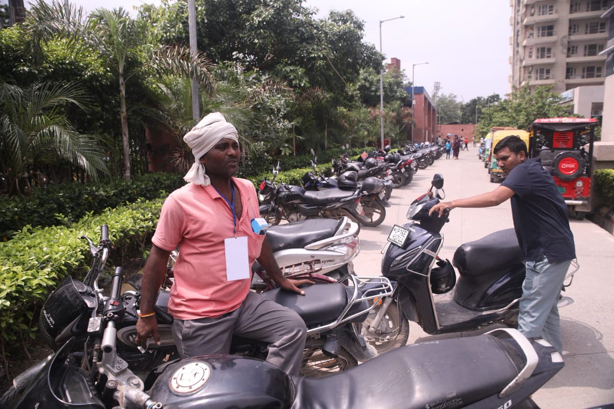 ishwarphotos's tweet photo. Noida Sector 39 district hospital mein ₹1 ki OPD ke parchi hai aur parking Garib Logon se ₹10 liya ja raha hai ₹1 ka ilaaj ₹10 parking kaisa nyaay hai @CeoNoida @myogioffice https://t.co/wAQJagqDMu