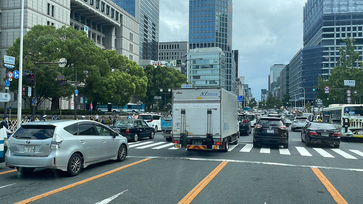 naveyan's tweet photo. 御堂筋と堺筋、中之島周辺が混雑。
堺筋のバスはエグい台数…
#交通情報 #デモ活動　#警察官 https://t.co/MlUDxDxT4o