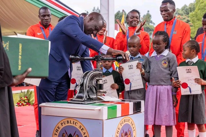 arogo_robert's tweet photo. Eldoret City conferment.

#eldoretcity https://t.co/e1JQ34GzdD