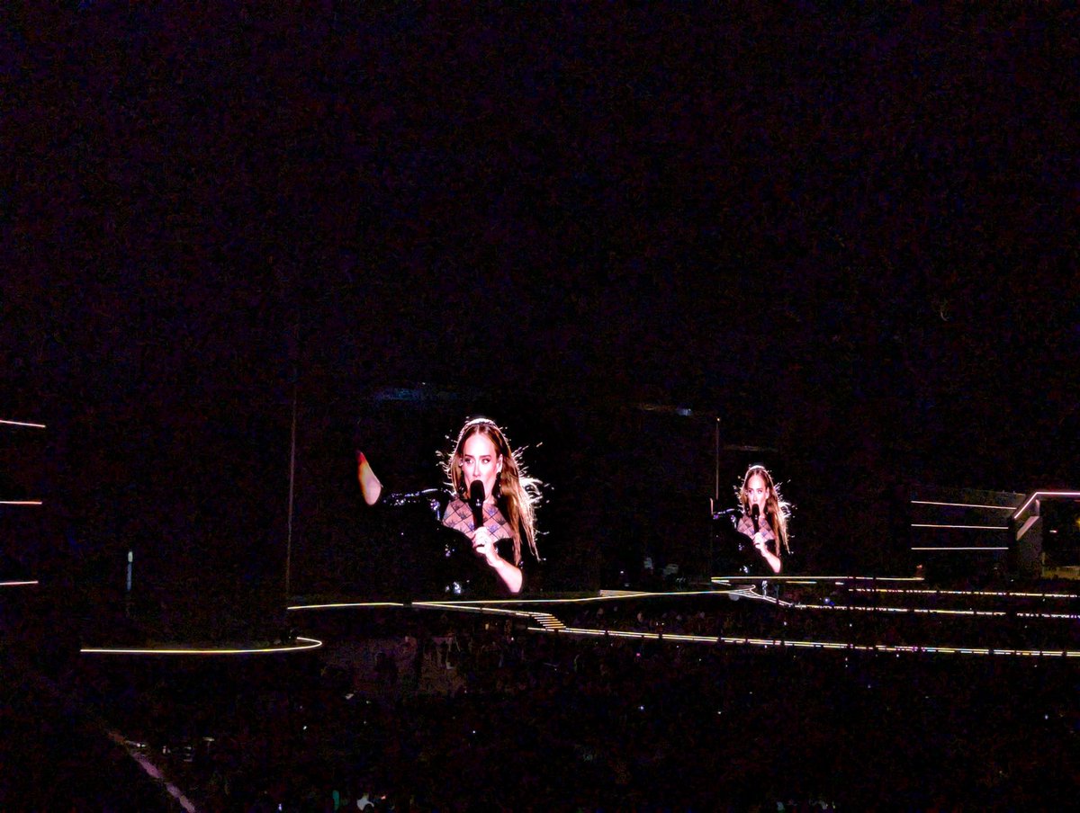 ShushanikN's tweet photo. Tea, rain and Adele in the stage #AdeleInMunich https://t.co/VMqJxfuzCD