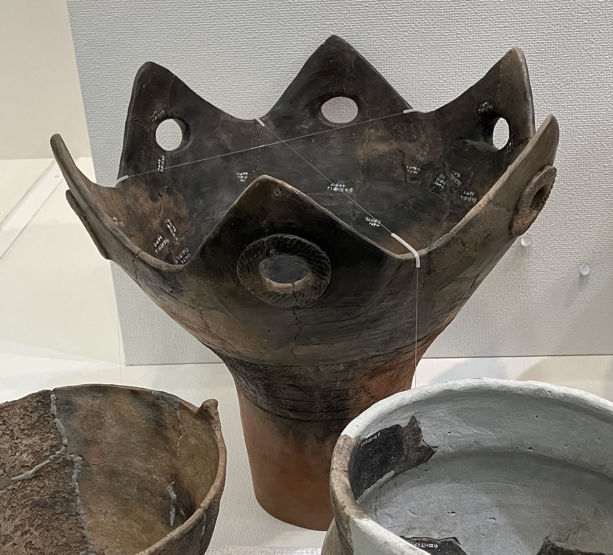 石のような硬い赤褐色の古壺 石のような硬い赤褐色の古壺 石のような硬い赤褐色の