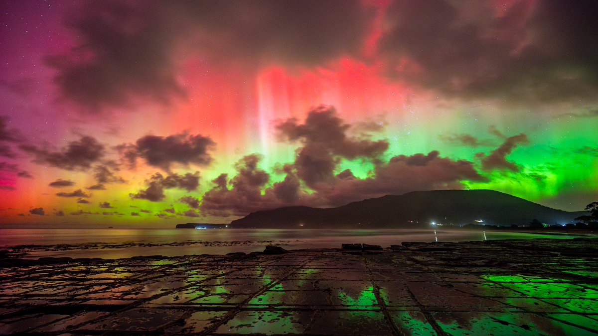 seanorphoto's tweet photo. A slightly different version than the image that went viral back in May. I prefer this one. The sun is reaching the peak of this solar cycle hence the large aurora activity recently. 📍Tasmania https://t.co/GfaOqcR0nY