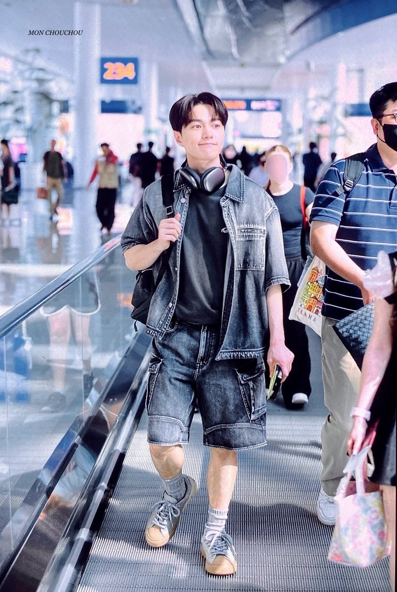Monchouchou_L's tweet photo. 240816 ICN
#엘 #명수 #김명수 #myungsoo #ミョンス #金明洙

방콕 ㄱㄱ https://t.co/a3KRohdUx4