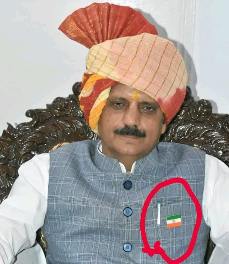 Harinathpatel7's tweet photo. मध्य प्रदेश के उपमुख्यमंत्री राजेंद्र शुक्ला ने लगाया उल्टा तिरंगा का बैच https://t.co/GzIl8az5t3