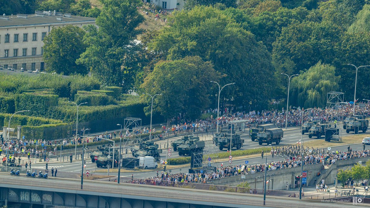 MON_GOV_PL's tweet photo. #Defilada, która odbyła się w ramach centralnych obchodów #ŚwiętoWojskaPolskiego 🇵🇱 to przede wszystkim maszerujący żołnierze i przejazd pojazdów #WojskoPolskie na ziemi. Zobaczmy, jak defilada prezentowała się z powietrza!
📸 mł. chor. Piotr Gubernat / #CombatCameraPoland https://t.co/ZkMY5lxoD5