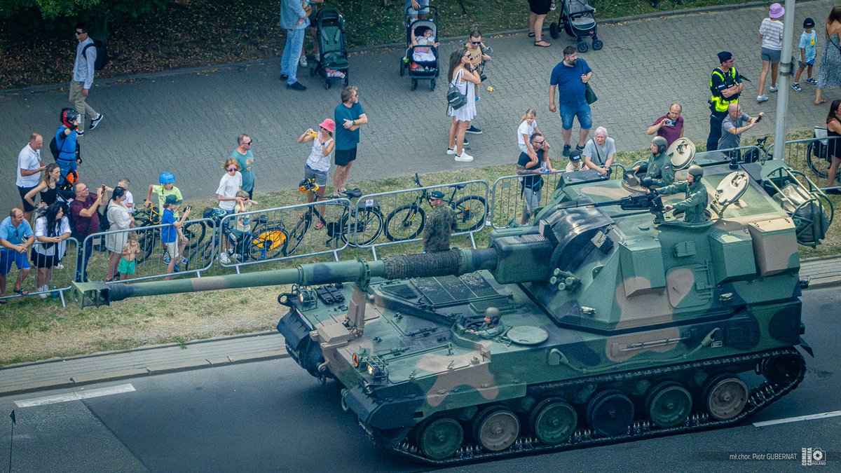 MON_GOV_PL's tweet photo. #Defilada, która odbyła się w ramach centralnych obchodów #ŚwiętoWojskaPolskiego 🇵🇱 to przede wszystkim maszerujący żołnierze i przejazd pojazdów #WojskoPolskie na ziemi. Zobaczmy, jak defilada prezentowała się z powietrza!
📸 mł. chor. Piotr Gubernat / #CombatCameraPoland https://t.co/ZkMY5lxoD5