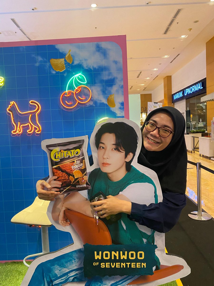 jwwkhj's tweet photo. lihat muka saya yg bahagia banget meluk wonu gepeng, walopun rada sebel soalnya tas birunya ketuker, mba yg ambil tas biru saya sama temen saya, terlalu kalian! #chitatoleadthewave #followtheCWAVE https://t.co/JpjhYyXQwQ