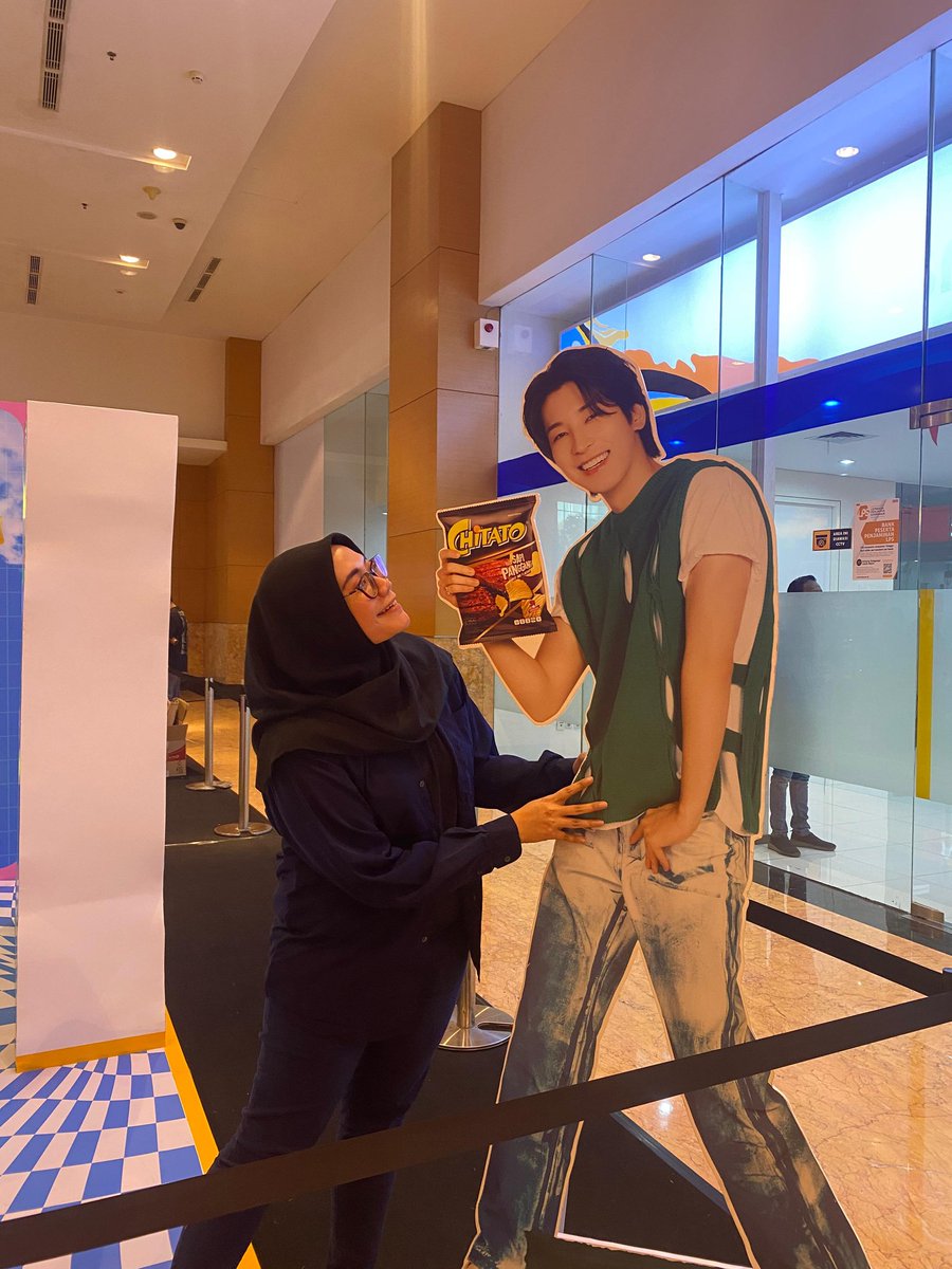 jwwkhj's tweet photo. lihat muka saya yg bahagia banget meluk wonu gepeng, walopun rada sebel soalnya tas birunya ketuker, mba yg ambil tas biru saya sama temen saya, terlalu kalian! #chitatoleadthewave #followtheCWAVE https://t.co/JpjhYyXQwQ