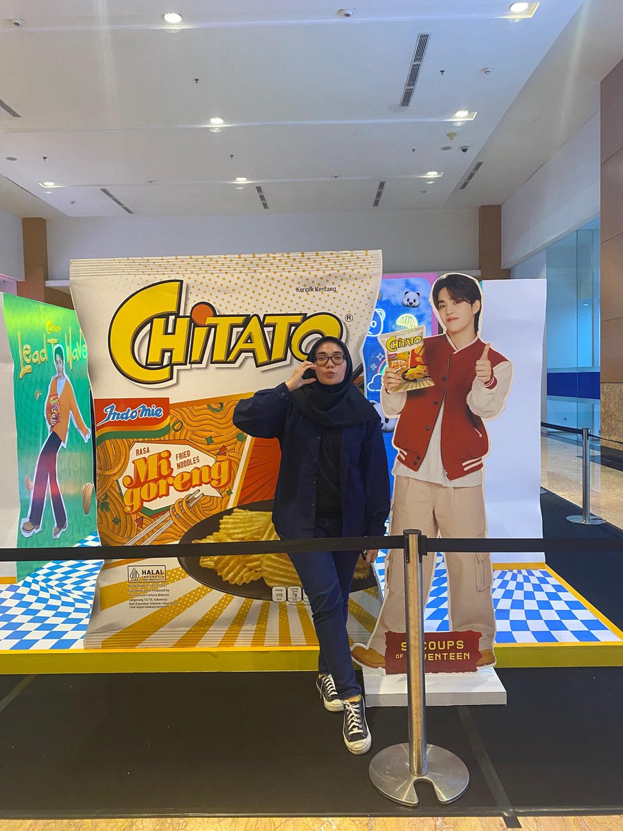 jwwkhj's tweet photo. lihat muka saya yg bahagia banget meluk wonu gepeng, walopun rada sebel soalnya tas birunya ketuker, mba yg ambil tas biru saya sama temen saya, terlalu kalian! #chitatoleadthewave #followtheCWAVE https://t.co/JpjhYyXQwQ