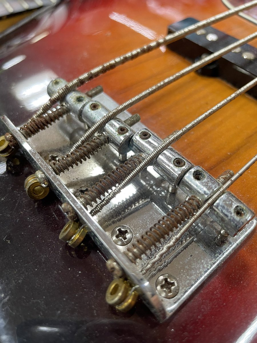 utsubo0021's tweet image. 本日の対戦相手は手強そう…🤔
必ずキレイにするからな〜！！！

#エレキベース #LaidBack #中古楽器
#楽器買取 #うつぼ楽器