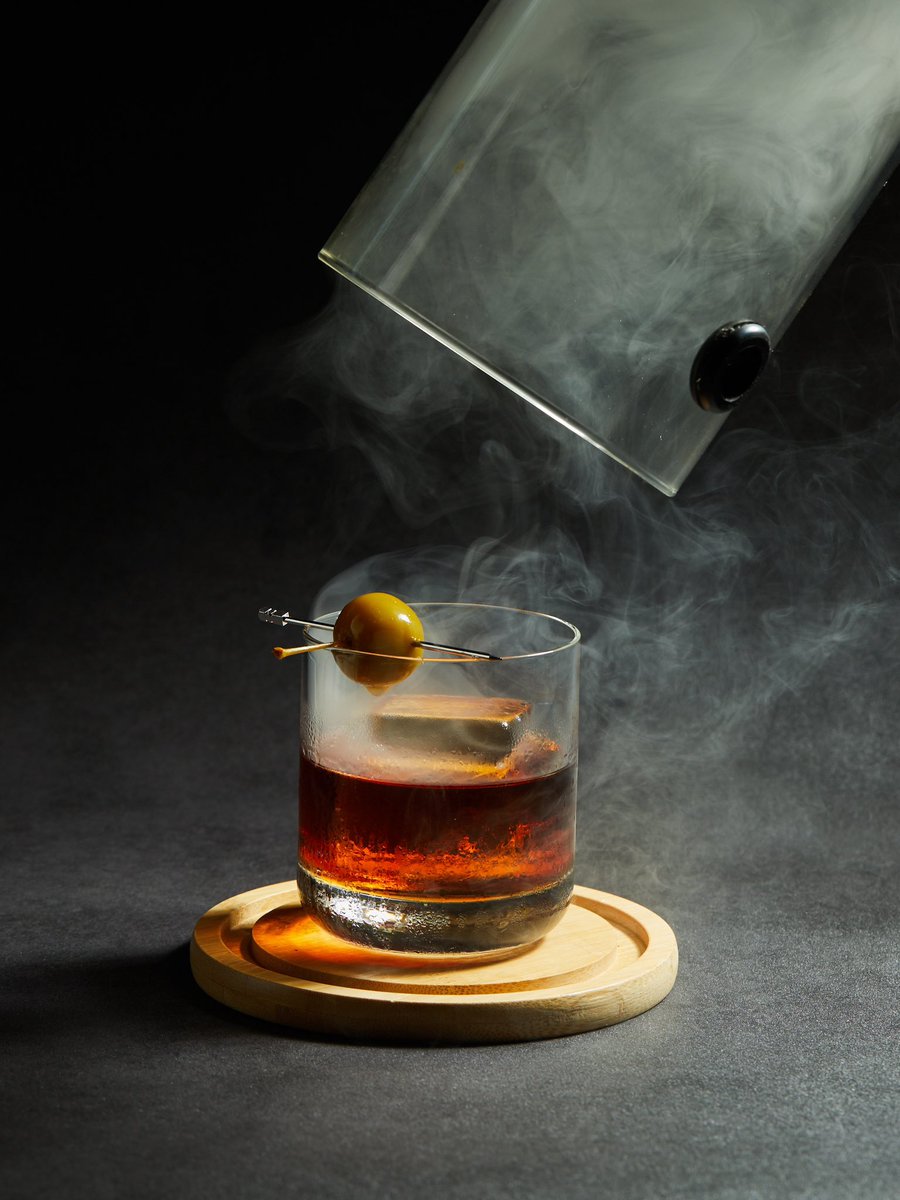 The interplay of light and shadow reveals enchanting details of the concoction…

#MandarinOrientalPudong
#ImAFan