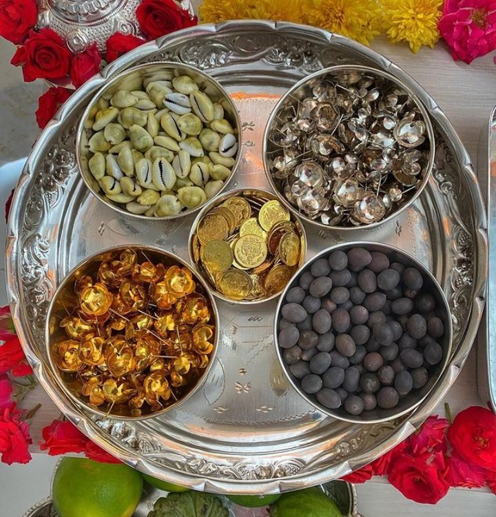 Monal_diva's tweet photo. Wishing you all the blessings of Goddess Lakshmi this Varalakshmi Vratham. May your homes be filled with happiness, health, and prosperity 👣🌹
I'm done with my pooja,, feeling refreshed ✨
#VaralakshmiVratham
#Mahalakshmi
#Vrath
#Friday https://t.co/PgyhT8pYUn