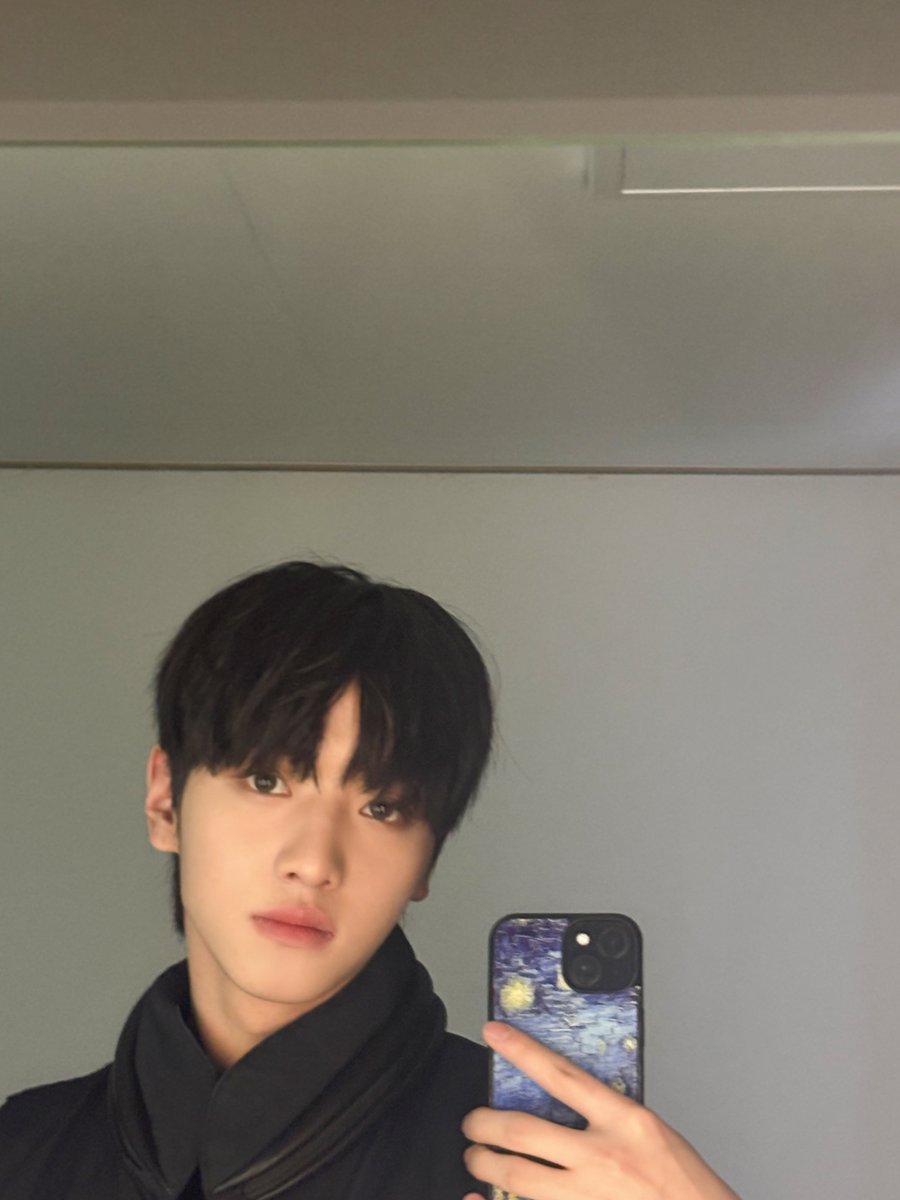 xikers_official's tweet photo. [#유준] 거울샷!🖤🖤
#xikers #싸이커스 https://t.co/QgZEzKpDq5