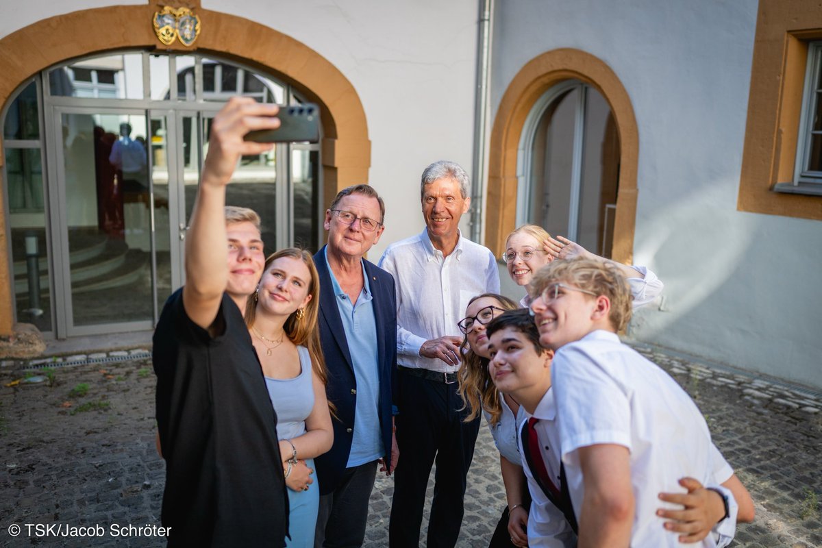 BildungTH's tweet photo. Ministerpräsident @BodoRamelow &amp; Bildungsminister @HelmutHolter haben die @LSV_Thueringen getroffen.
Gemeinsam blickten sie auf 10 Jahre Regierungsarbeit &amp; diskutierten die aktuellen Anliegen unserer Schüler*innen.
Die #Jugend in #Thüringen wird gehört! 💬❤️
#GuteBildungTH https://t.co/CuwHWmDuvA