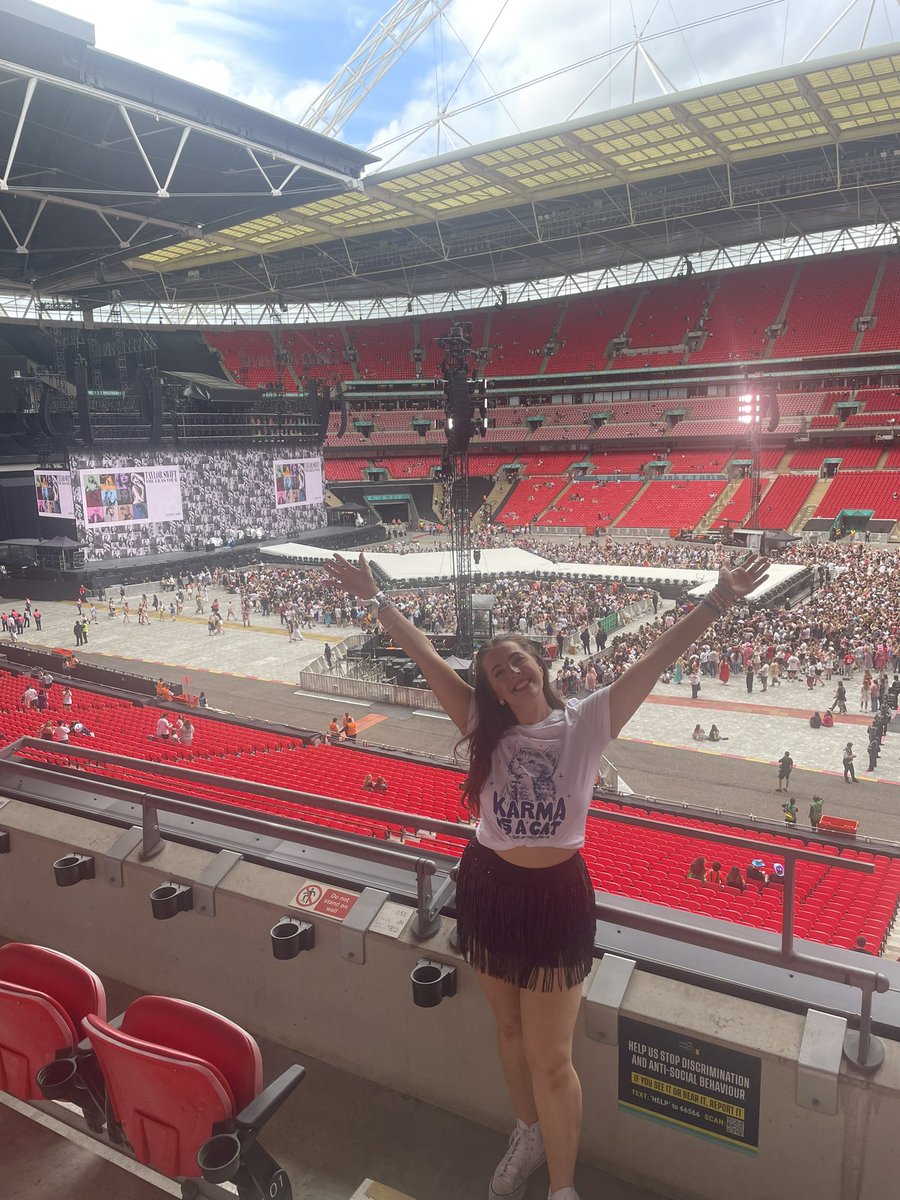 lydshobson13's tweet photo. eras tour I will miss you it’s been a blast 🩵💚💗💙 https://t.co/HDkQveCowS