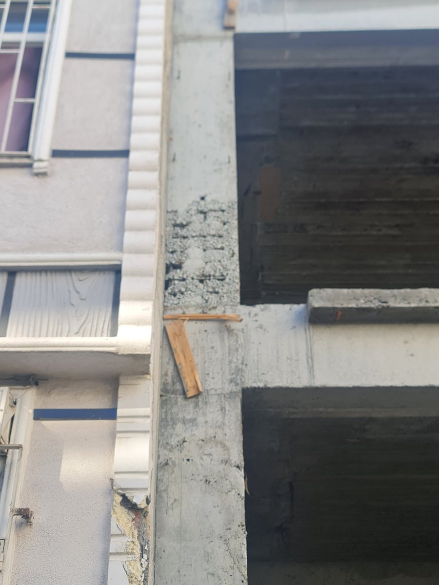 UmutGlser's tweet photo. Aynı inşaat firması zarar verdiği yan binayı da yıkıp yeniden yapıyor. Buyrun kolonun içi boş, beton oturmamış, demirler dışarıda. Gizlemek için de tahtayla kapatıyorlar. @FatihBelediye @imoistanbulsube @csbgovtr https://t.co/ySiSUZrHoU