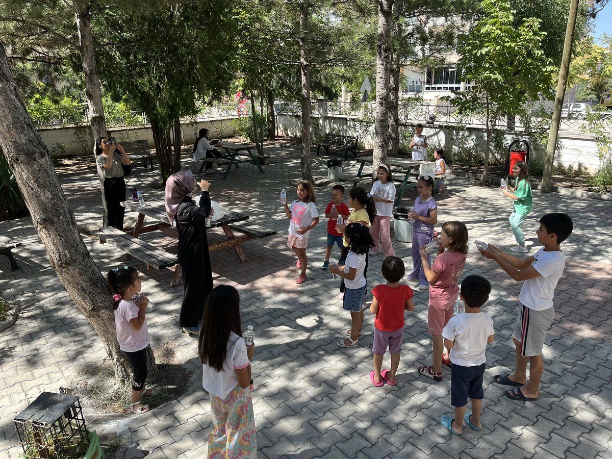 KaramanogluIl's tweet photo. Bugün kütüphanemizde “Ayağını yorganına göre uzat” ve “ İpe un sermek” deyiminin öyküsünü dinledik.  Atasözünü canlandırıp deyimi ise resmettik. ✨
Yazın tadını ıslanarak çıkaralım dedik ve su ıslatmaca oyunu oynadık. 💦🌺

#Yazoyunları
#Küyap2024
#etkinkütüphane
#atasözüvedeyim https://t.co/i3sLYF3MaF