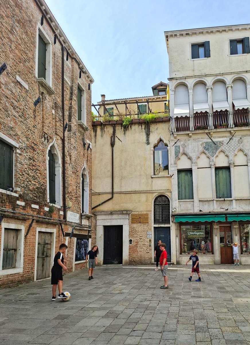 Rmmateos's tweet photo. La Venecia que trata de vivir ajena al turismo... #callejeando #strollingaround https://t.co/g0iStUJnuh