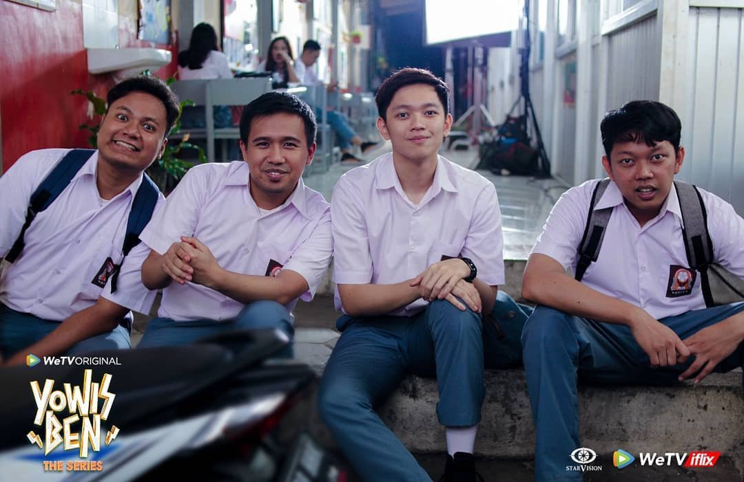 Hallo, sahabatku! Lihat ini model sekolah vs model pulang sekolah. Kalian pernah gak pulang sekolah naik angkot? Kalau saya sih sering, apalagi di Yowis Ben. Disini saya jadi Nando anak yang punya toko bangunan. Sahabatnya bayu yang jual nasi pecel 😎 Kalian udah nonton?