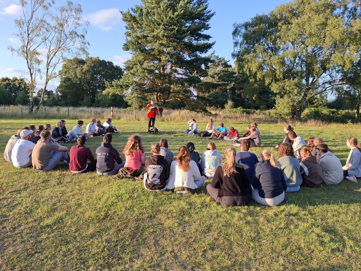 Watchmanmascot's tweet photo. Day 1607
Last week Mum I paid a visit to a group of British and German students who get together each year as part of a reconciliation programme Dad tells them about our history our family links to Germany
Very engaging and a pleasure to meet
#SCVYS
VIVAT REX
ICH DIEN
โค๏ธ๐พ๐พ๐พ https://t.co/Xrnwfp8ha7