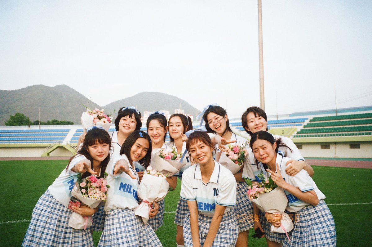 내가 <치어댄스> 개재밌게 봤는데.... 일단 히로세 스즈 너무 이쁘게 나오고.... 딱 일본 감성으로 밍숭맹숭에서 심기일전 감동스토리인데 <빅토리>가...